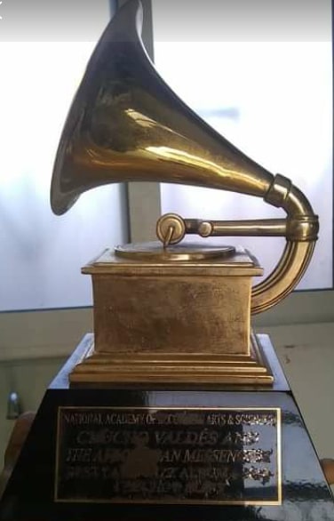 Lazaro Rivero Premio Grammy obetnido junto a Chucho Valdes en 2010 min
