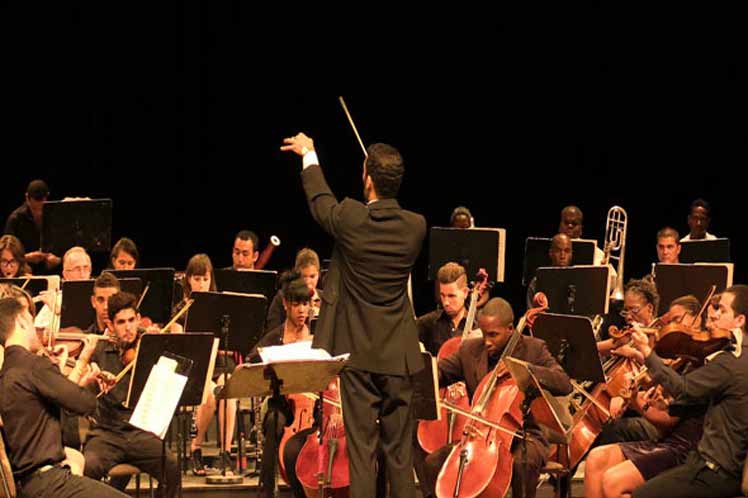 Orquesta de teatro cubano celebra su historia con obras universales