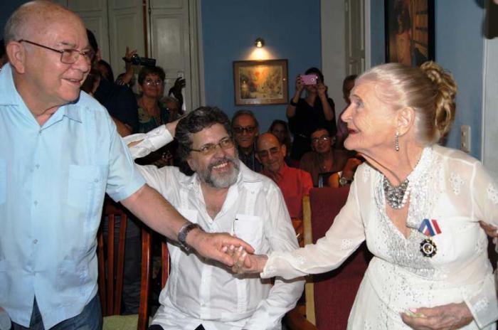 Felicita Raúl a Carilda Oliver por su cumpleaños 95