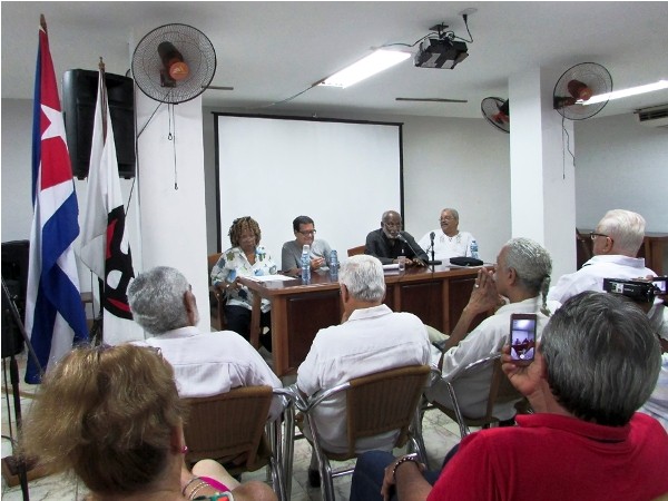 Debaten en la UNEAC sobre las relaciones entre la intelectualidad cubana y estadounidense