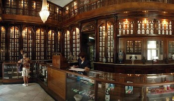 La familia cubana recorre Museos de Farmacia del Centro Histórico