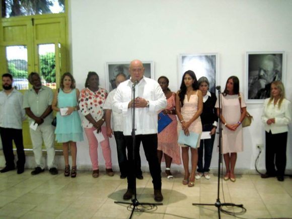Asisten familiares de Fidel a inauguración de expo fotográfica en Santiago
