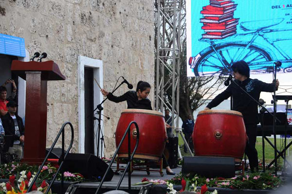Tambores chinos abren en Cuba 27 Feria Internacional del Libro