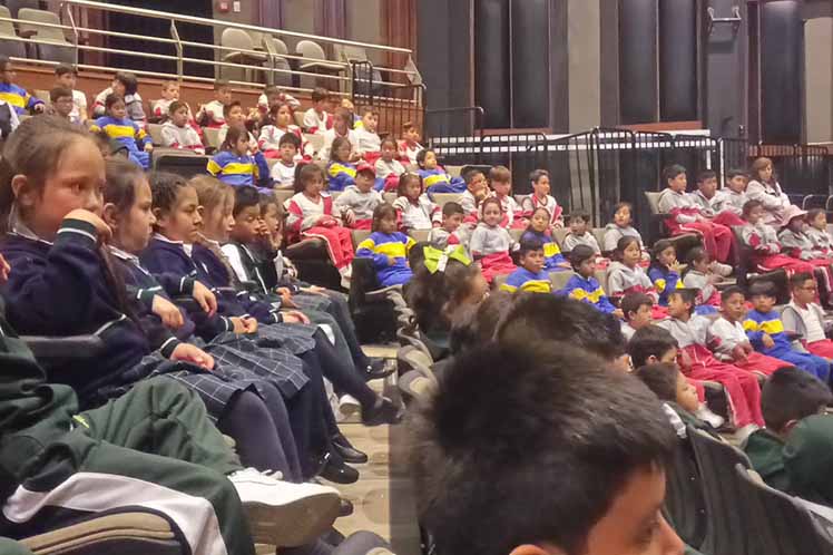 Meñique y su sabiduría hechizan a niños ecuatorianos