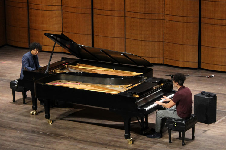 Pianistas cubanos desbordan virtuosismo y complicidad en EE.UU.