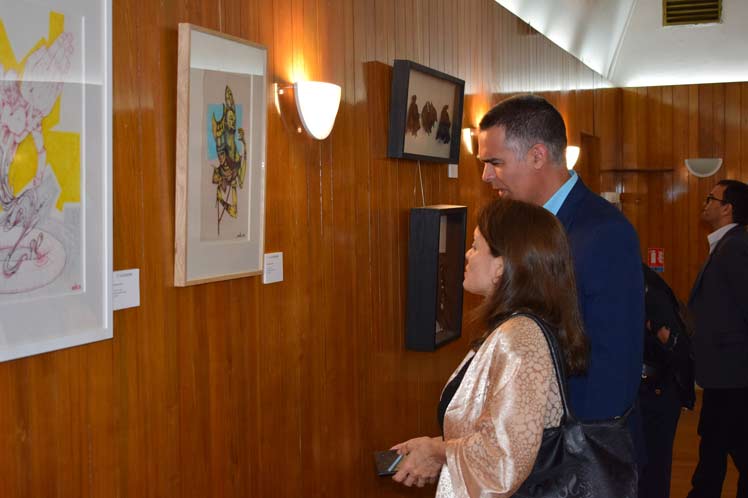 Inauguran muestra de artes plásticas en Embajada de Cuba en París