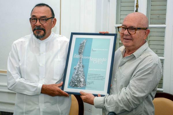 Entregan Premio Internacional Fernando Ortiz