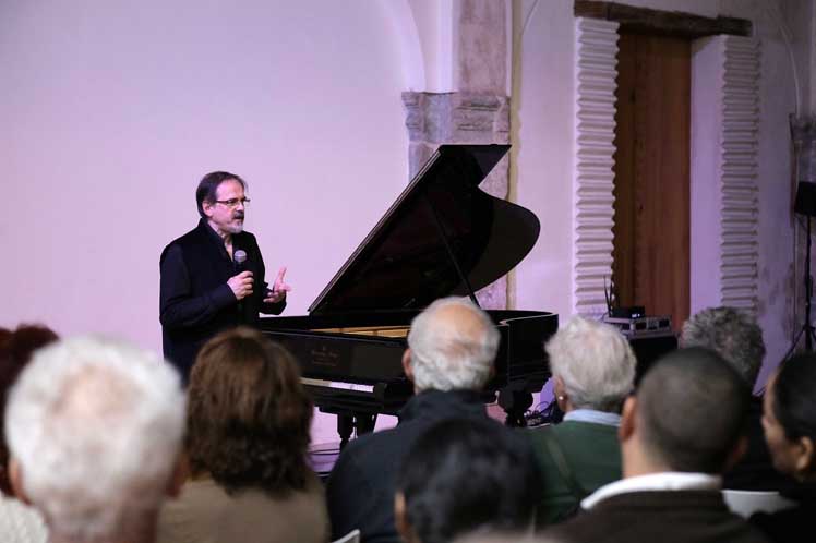 Pianista italiano Luca Chiantore imparte clases magistrales en Cuba