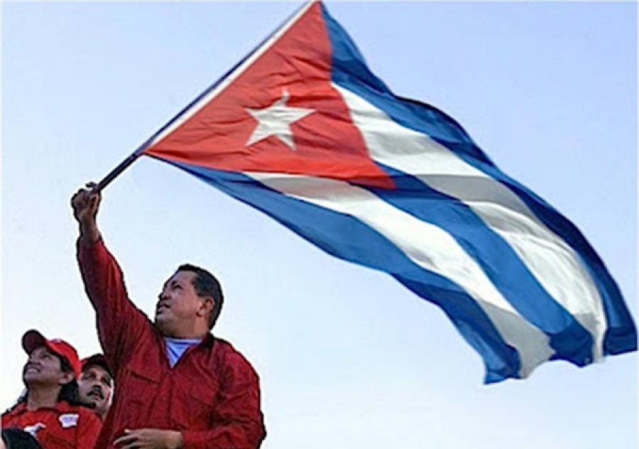 hugo chavez ondea bandera cubana