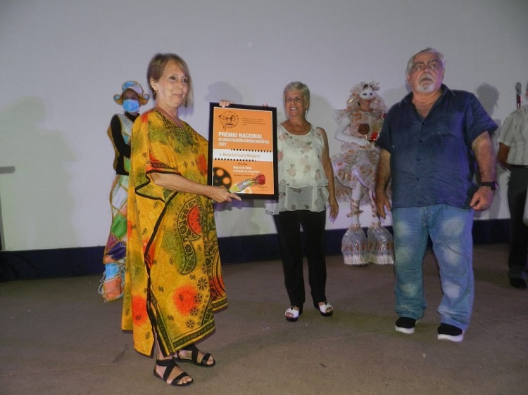 Lourdes de los Santos recibe Premio Nacional de investigación otorgado a Berta Carricarte Melgarez 1024x768