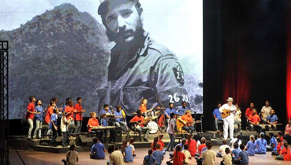 Inaugurada exposición fotográfica dedicada a Fidel junto a La Colmenita
