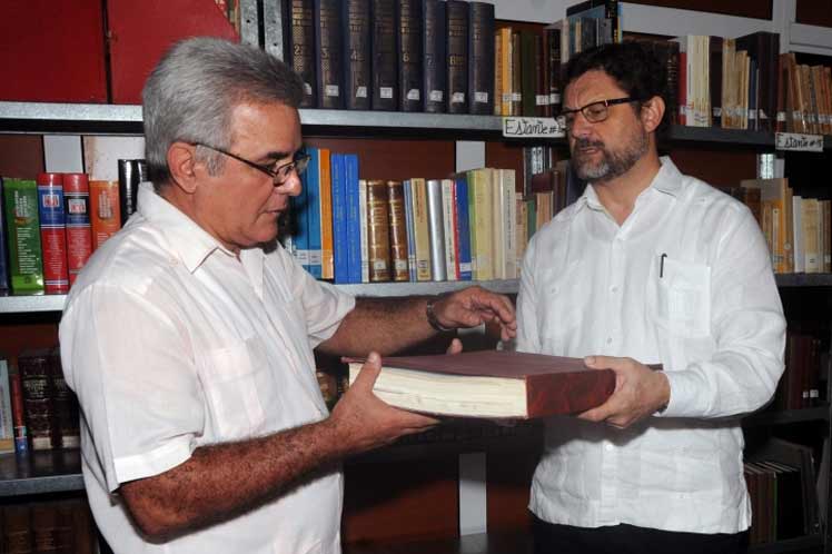 Cuba recibe 204 libros donados por Instituto de historia español