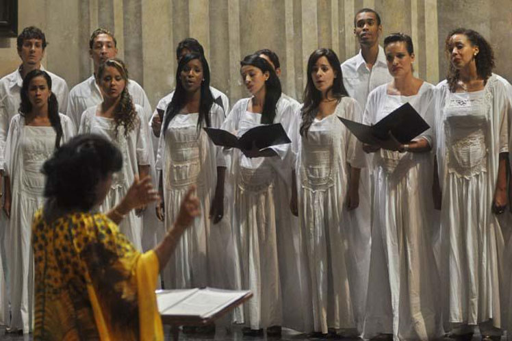 Coro cubano Entrevoces deleita a público costarricense