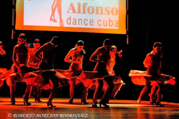 Compañía Lizt Alfonso expone con elegancia raíces de cultura cubana