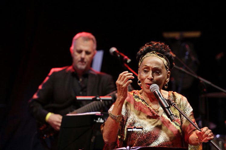 Dama de la música cubana, Omara Portuondo, encanta a los bahianos