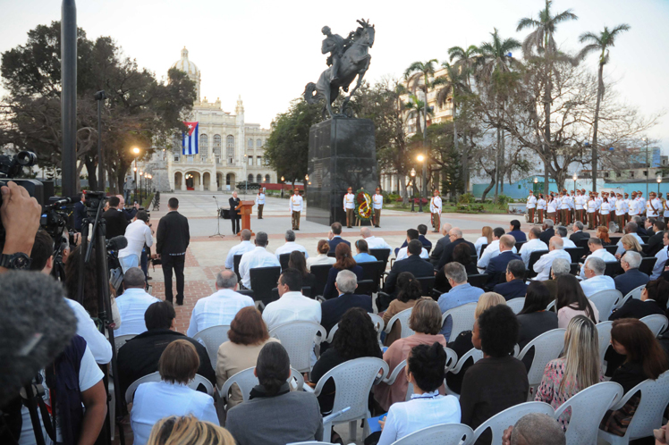 Develan en La Habana estatua ecuestre de José Martí