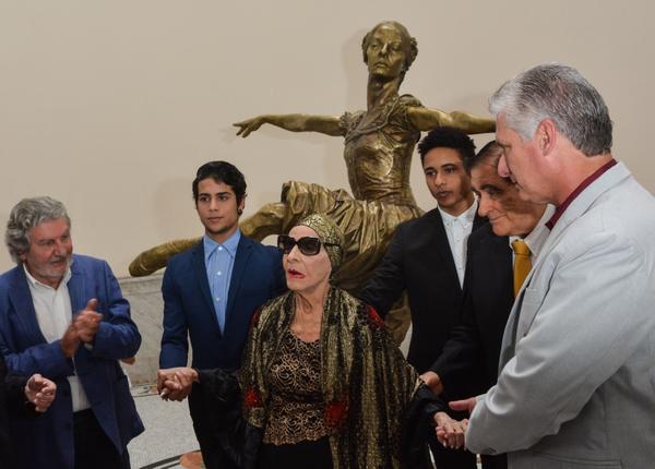Develan escultura de Alicia Alonso en el Gran Teatro de La Habana