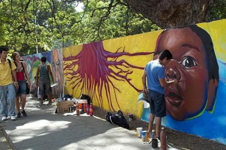 Santiago de Cuba sigue vistiéndose de murales con XIII InterNos