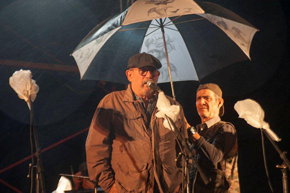 Silvio en Barrio Callejas, el canto del poeta se alzó bajo la lluvia