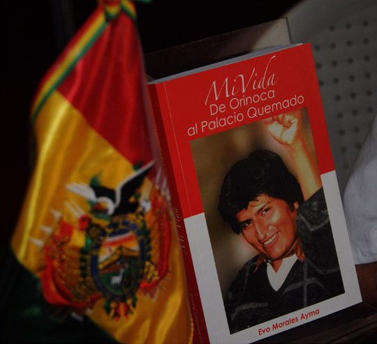 Presentan autobiografía de Evo Morales en Feria del Libro