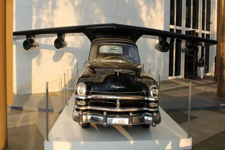 Auto Chrysler con alas, a lo cubano, atrae atención en Estados Unidos
