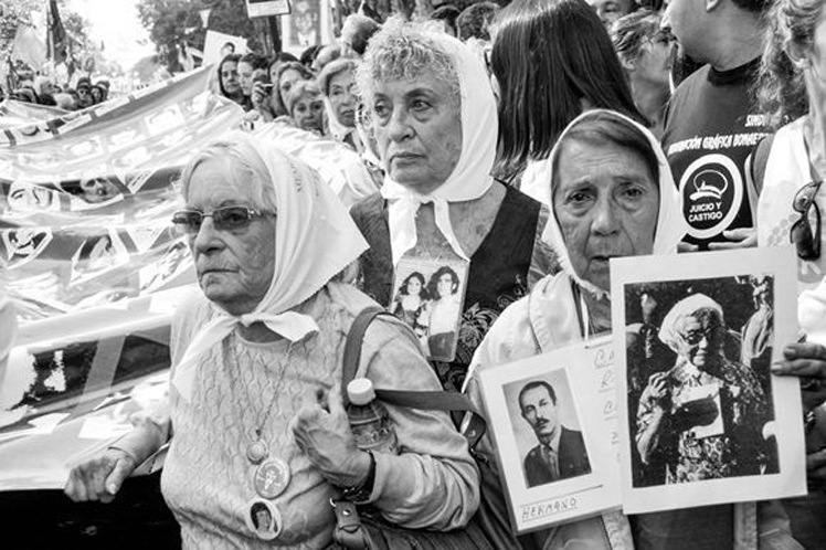 Exponen en Cuba fotos de las abuelas de Plaza de Mayo