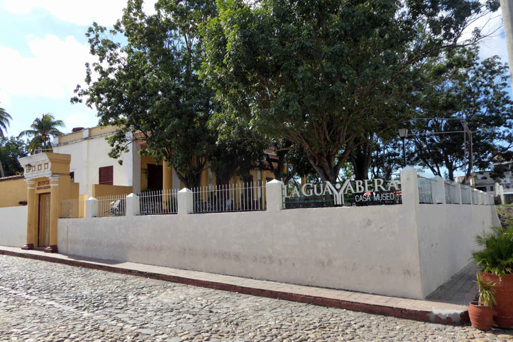 Casa de la Guayabera en Cuba reabre sus puertas, tras rehabilitación