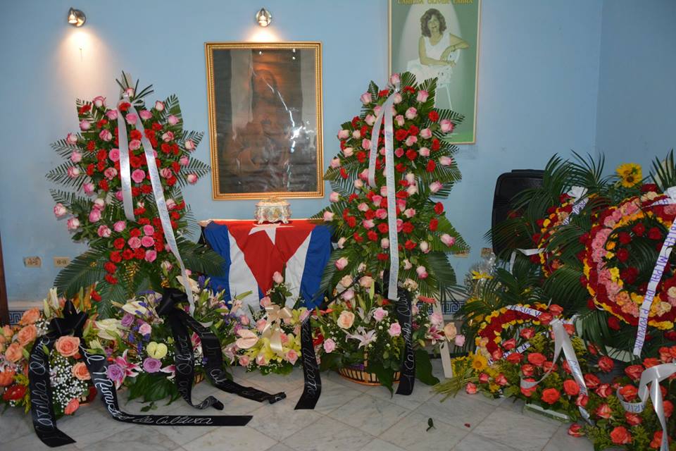 Ofrendas florales de Raúl y Díaz-Canel en exequias de Carilda Oliver