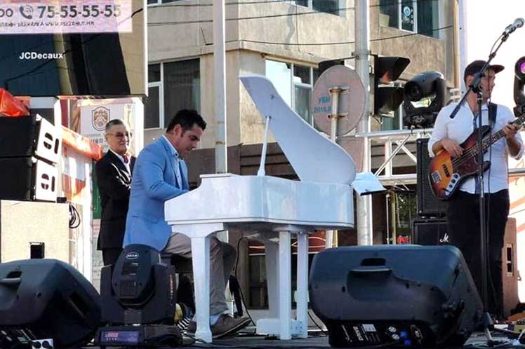 Alejandro Falcón pone ritmo cubano a festival de jazz en Mongolia